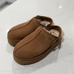 UGG Platform Clog - Chestnut Suede - Size 5